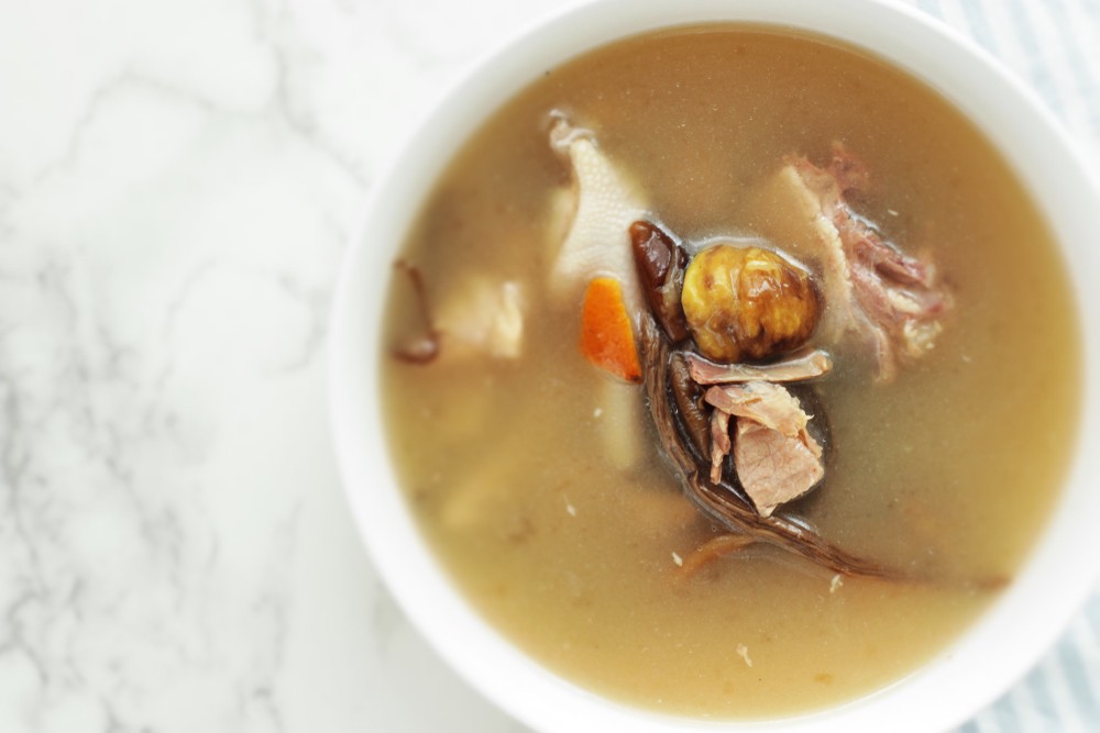 淮山栗子燉雞湯做法。