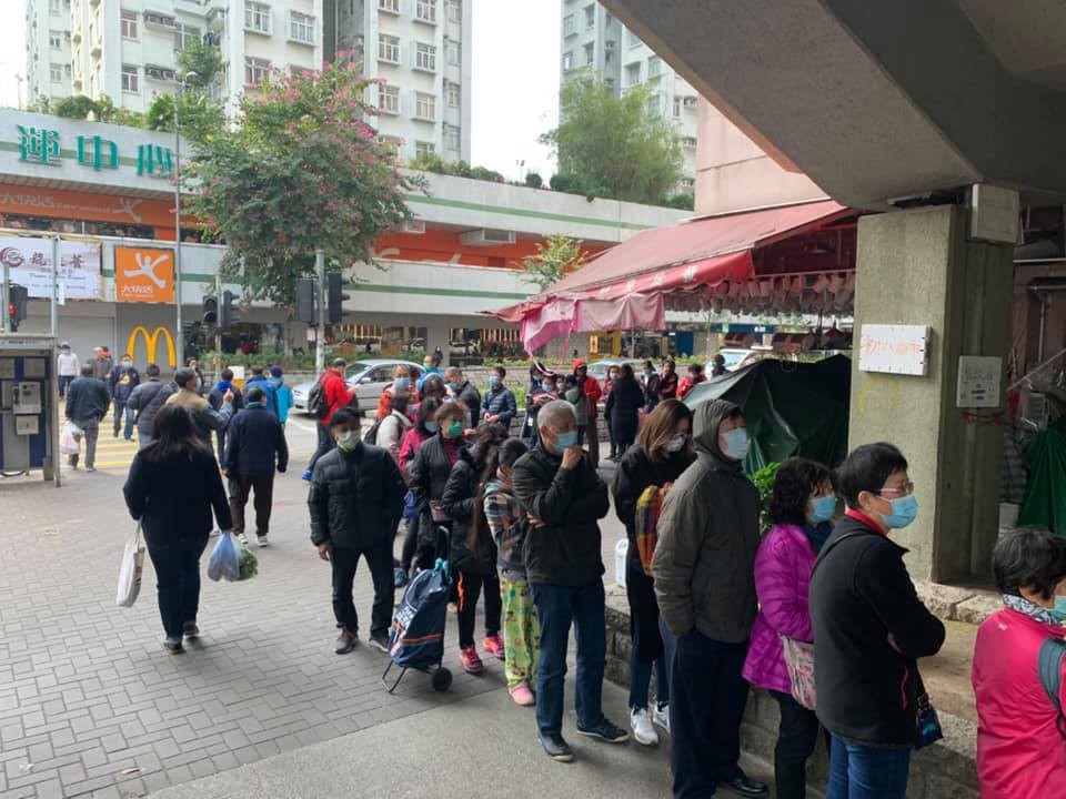 市面出現搶口罩潮,外科口罩、消毒洗手液等用品幾乎搶購一空。