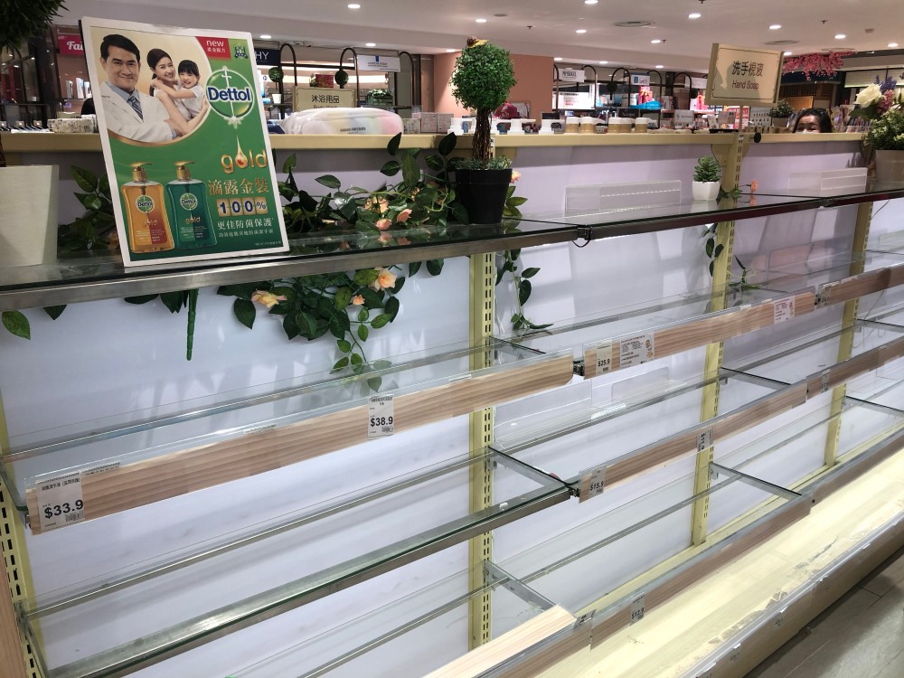 售賣消毒洗手液、濕紙巾、消毒藥水等消毒用品的貨架空空如也。