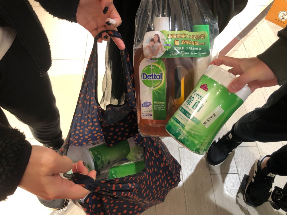 市民趙小姐和另外兩位朋友排隊約半小時,買了6件消毒洗手液、濕紙巾。她稱,「屋企得返半盒口罩,真係等死,唔通等政府救咩?」。