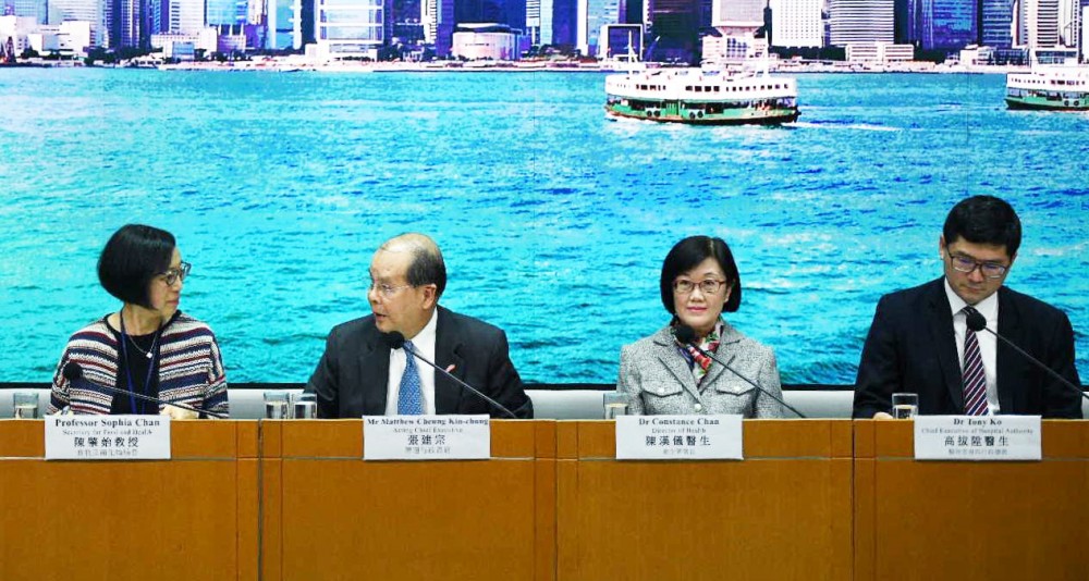 食物及衞生局局長陳肇始昨晚見記者時有咳嗽，但沒有戴口罩。