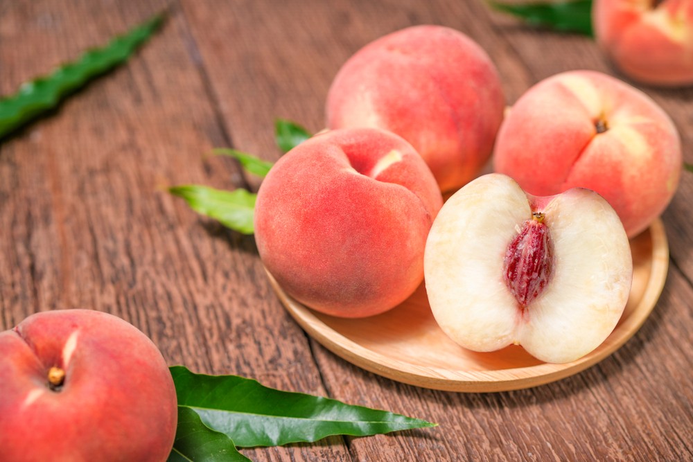 韓國水蜜桃有很多品種,例如白桃(백도)。