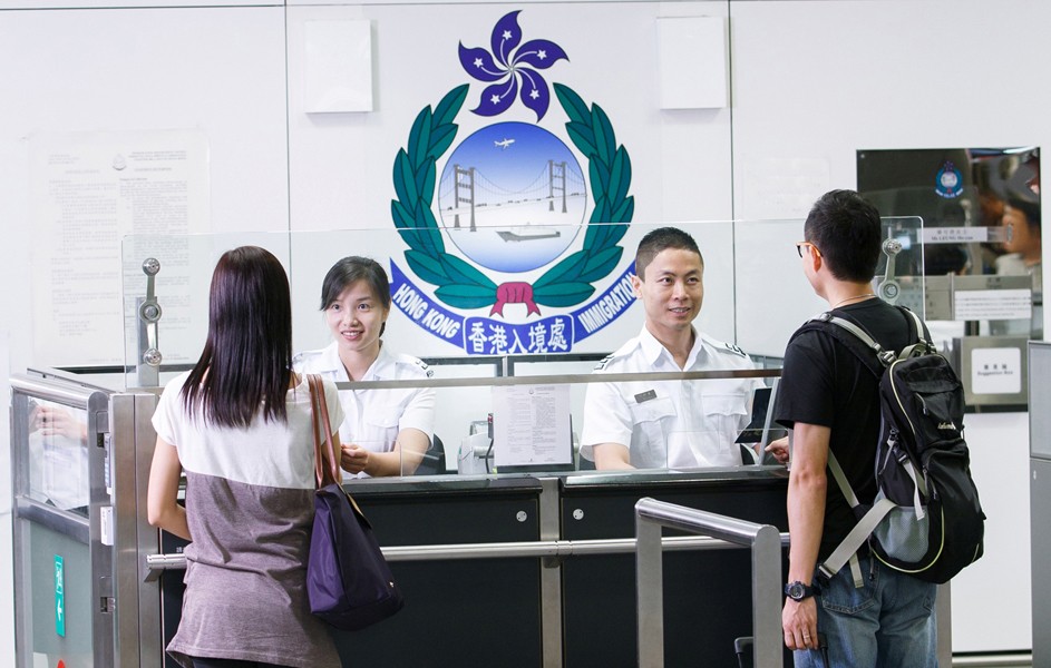 對於外界要求「全面封關」,陳肇始質疑禁止所有內地居民進出香港,是否可行,以及是否能達到最佳成效。