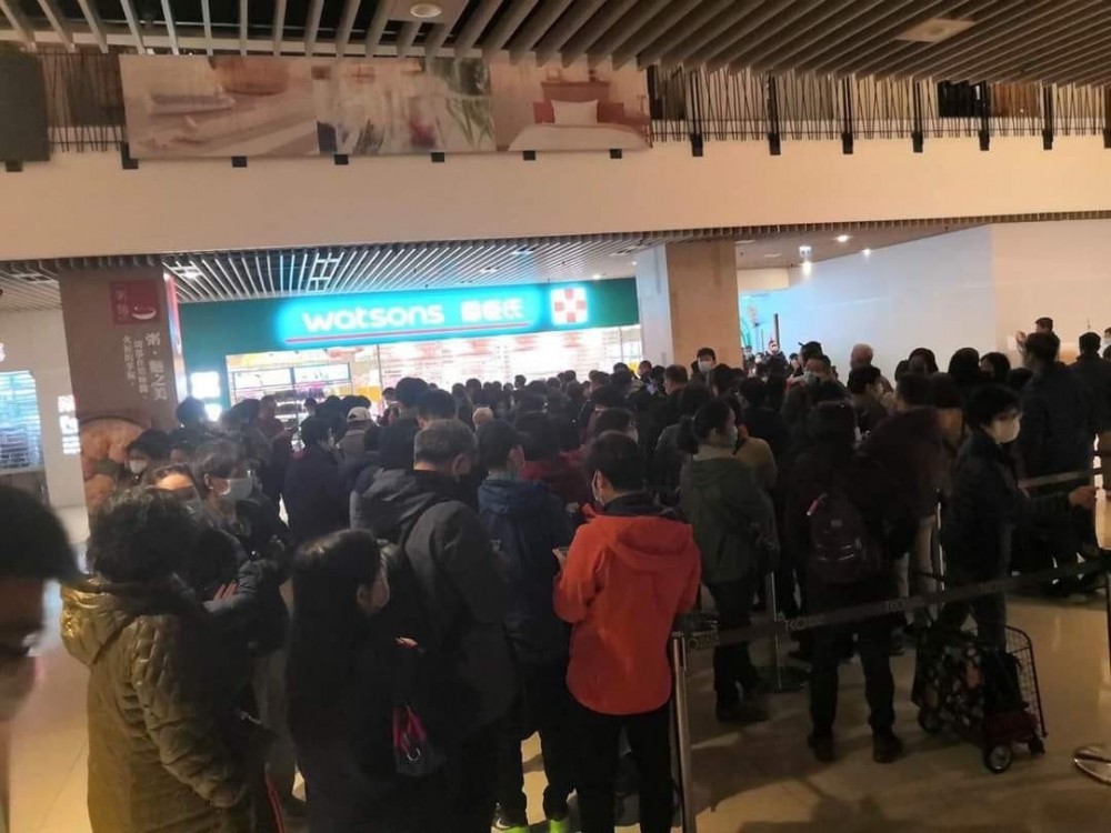 將軍澳有市民通宵排隊買口罩,現場一度出現逾300人的人龍。