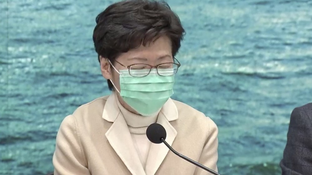 特首林鄭月娥稱，仍在港湖北旅客需離港或入住隔離營。對於有醫護人員和市民要求「全面」封關，她稱已按照世衞建議採取防疫措施。