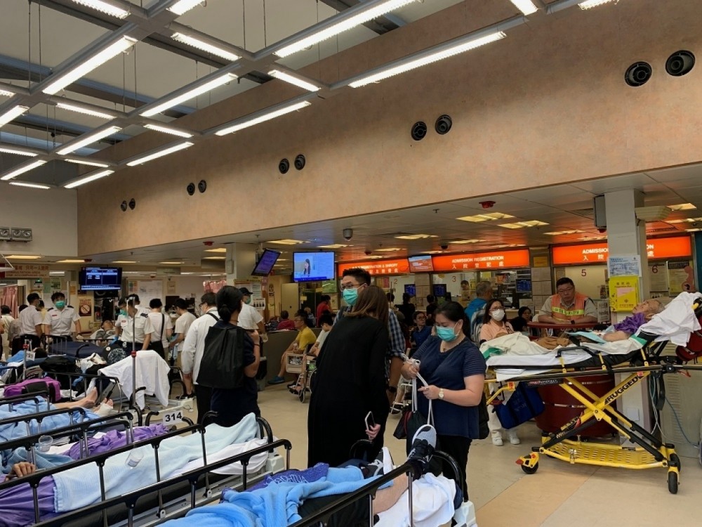 昨稱免費讓內地疑似患者來港求醫捱轟,政府今改口要收費。