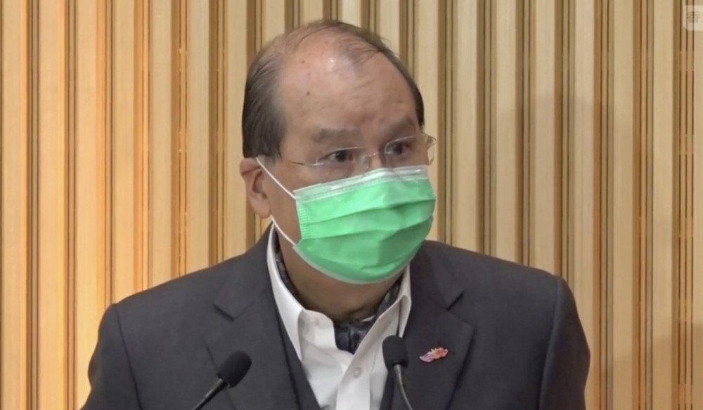 天水圍有市民因為買不到口罩鼓譟,以粗口指罵職員,又拍打及用腳踢店舖的閘門