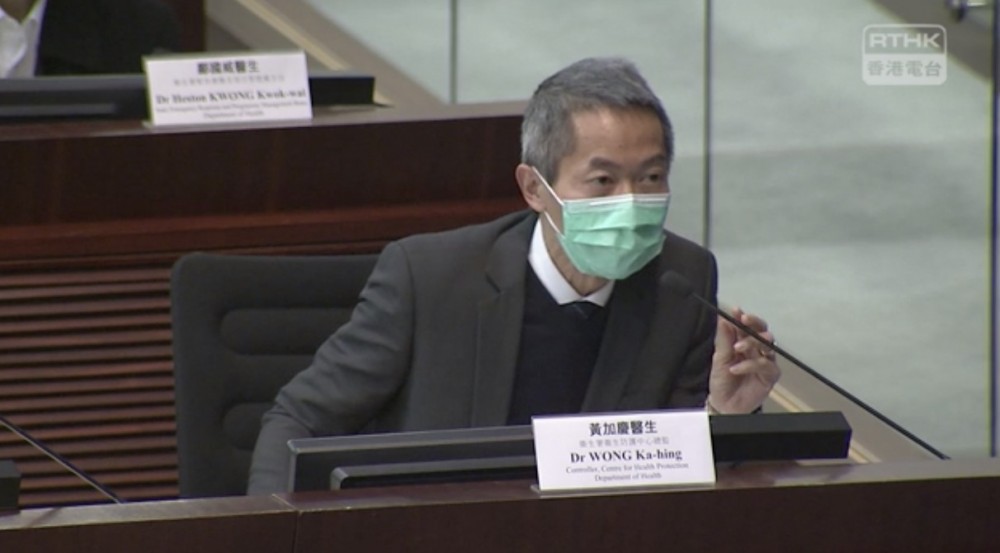 民建聯議員蔣麗芸今(1月30日)立法會衞生事務委員會特別會議上,查詢如果市民未能買到口罩,可否於家中以「100度水溫蒸熱口罩」消毒。衞生防護中心總監黃加慶醫生回應指,據他所知沒有這種說法。
