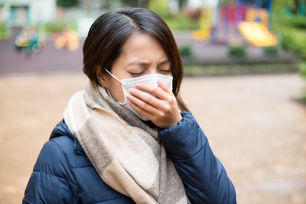 新型冠狀病毒感染肺炎病例的臨床症狀以發燒、呼吸急促、乾咳為主要表現。鼻塞、流鼻涕等上呼吸道症狀較少見。早期患者可能沒有發燒。