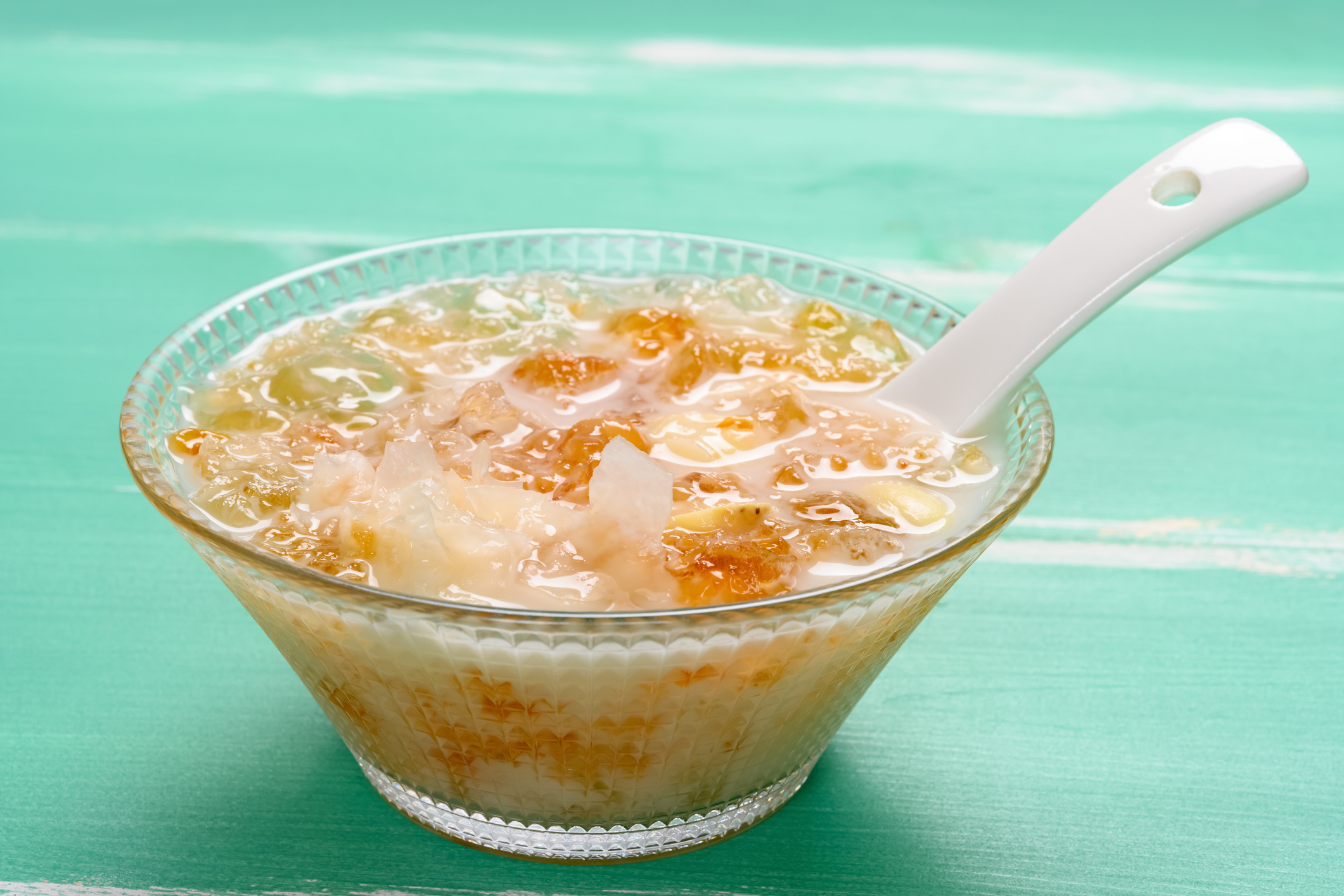 嫩豆腐桃膠雪耳糖水做法。