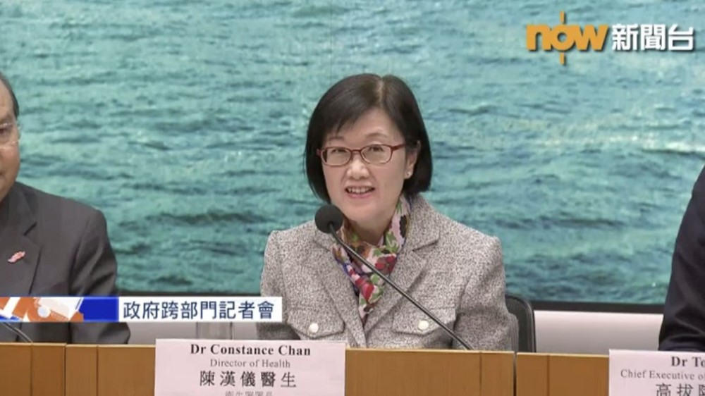 衞生署署長陳漢儀說，她兩名同事出席記者會時都有戴口罩，因為他們到過武漢，其他人士除非有病徵，否則在一般社交場合不用戴口罩。