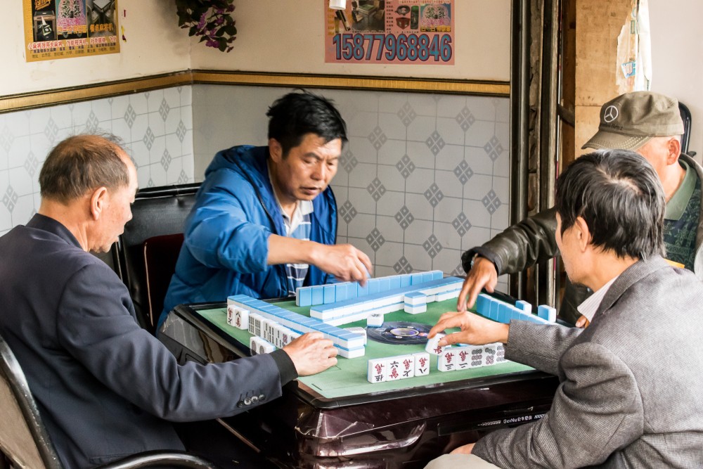 農曆新年少不免拜年,和家人吃大餐,有些人更喜歡打麻將。