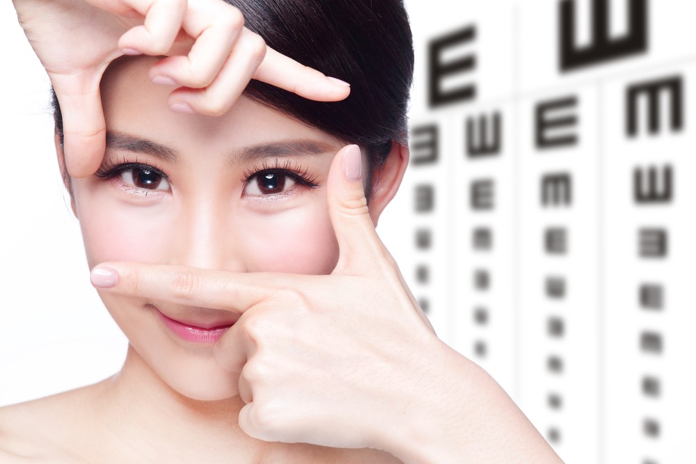 剛做完視力矯正患者1年內不得配戴隱形眼鏡。