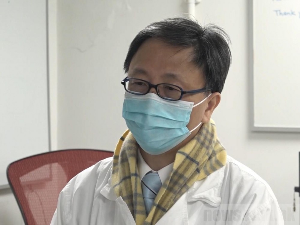 大感染及傳染病中心總監何柏良表示,疫情仍然反覆,認為政府放寛防疫措施的步伐快了一點,「可能是有些少迫於無奈」,令疫情反彈的機會大一些。