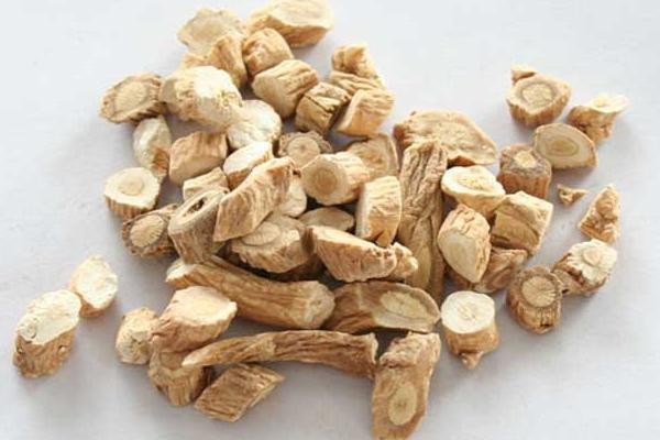 板藍根和煲醋不能預防新型冠狀病毒,板藍根只適用於治療風熱感冒、病毒性感冒等熱性疾病。