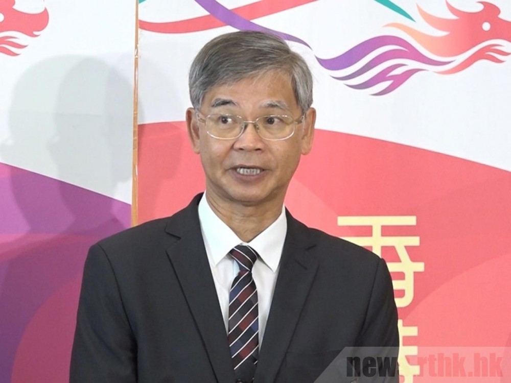 勞工及福利局局長今日（16日）在網誌稱，自己過往22天沒有去人多的地方，回政總都是自行駕車，沒有乘公共交通工具，「一片口罩都沒有用過，間接是慳了給有需要用口罩的人」。