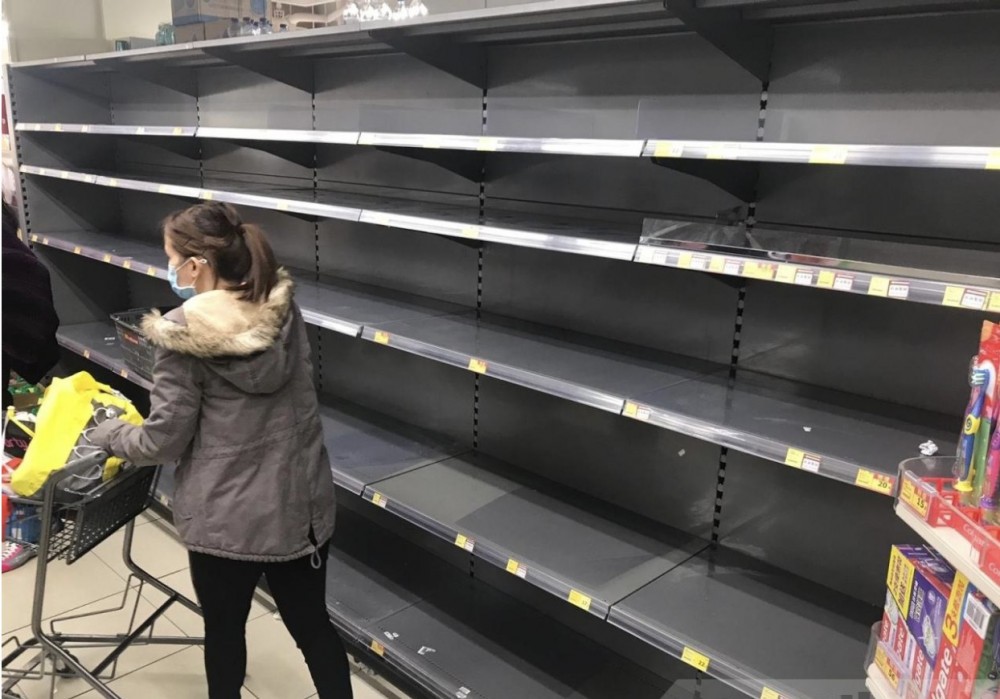 網傳超市缺貨廁紙被搶光。