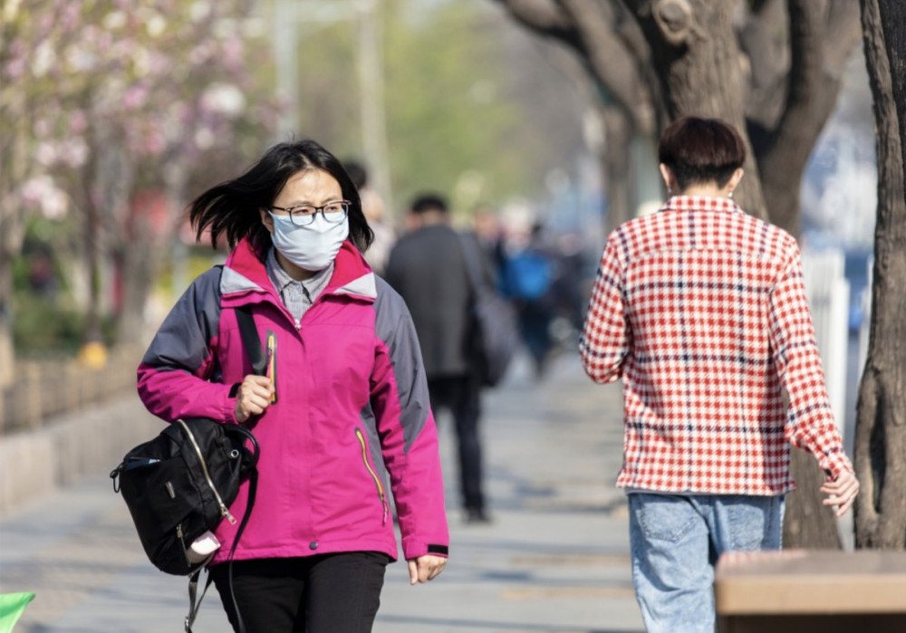 重症患者的抗體水平上升更高,持續時間更長。這可能是因為患者感染了更多的病毒,並產生了更多的抗體來抵抗感染。