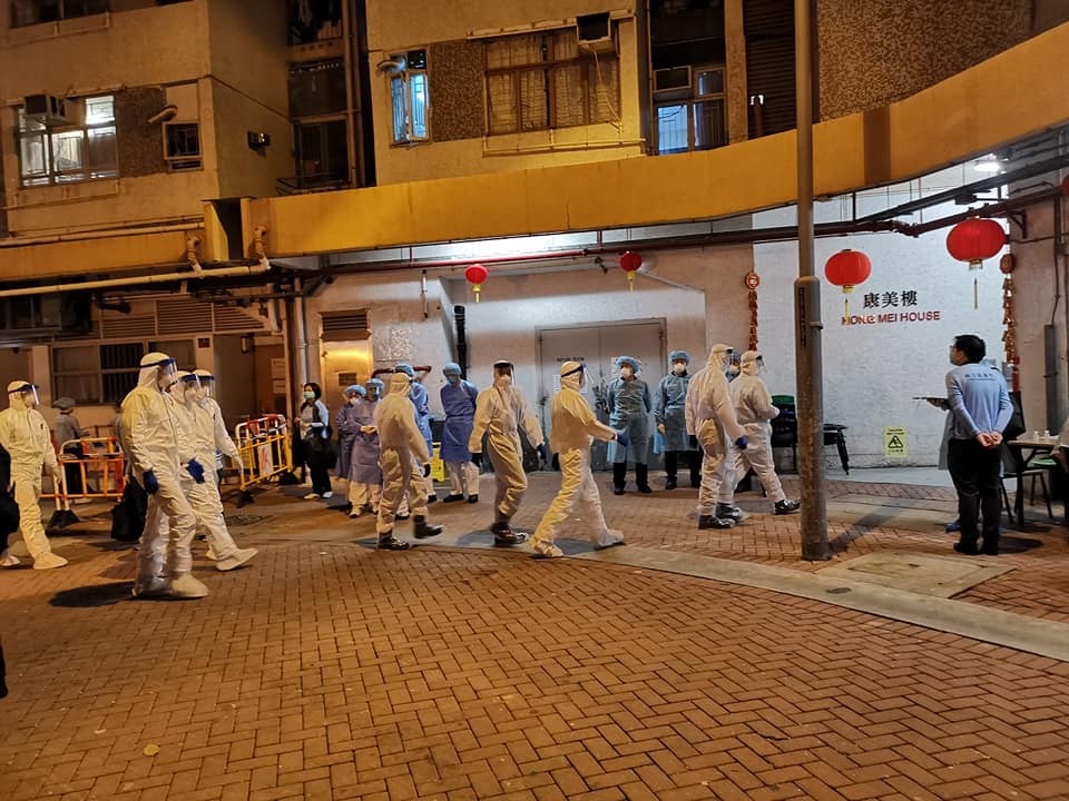 本港新型冠狀病毒第42名確診個案的62歲女患者,同第12宗確診個案75歲男患者,同住青衣長康邨康美樓不同樓層07號單位,病毒或經糞渠的排氣管傳播,故需要緊急疏散及檢疫康美樓2樓至35樓07室單位居民。
