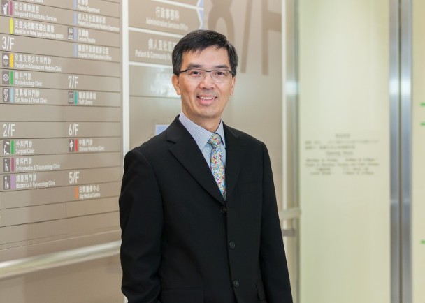 靈實醫院總監劉業添被曾在醫院員工座談會以「人終歸一死」以鼓勵醫護人員。言論一出被各方批評。