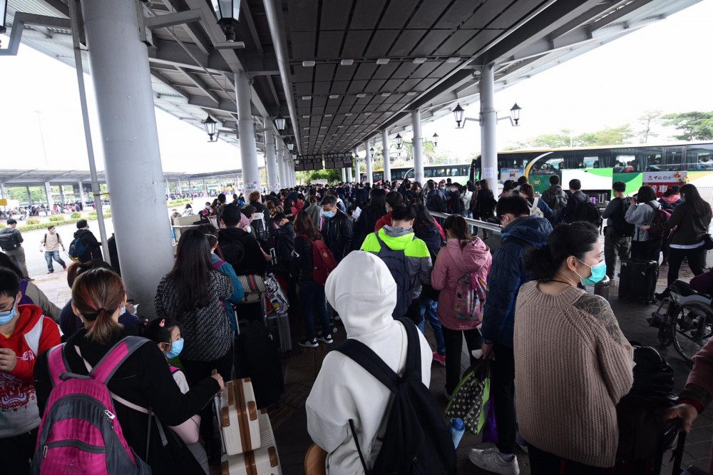 周六起強制檢疫14日生效,被指「留下空窗期」,深圳灣入境人次星期四倍增。