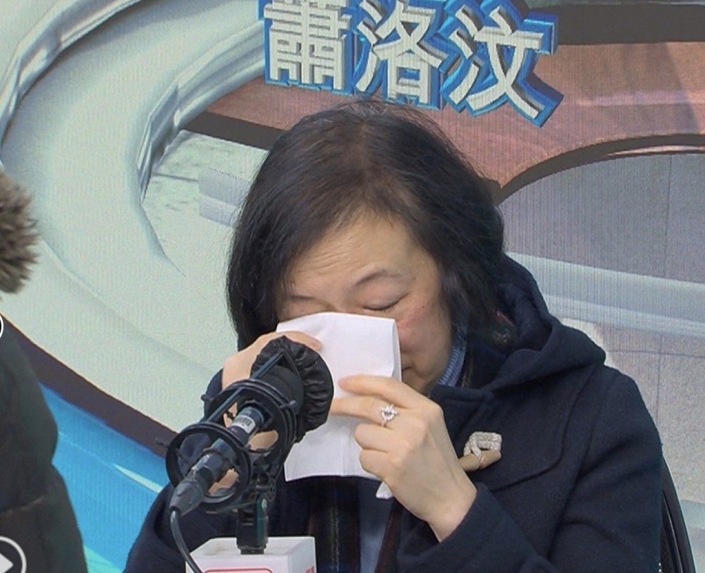 食物及衞生局局長陳肇始今早(2月1日)回應有醫護工會計劃下星期發起罷工時,一度感觸落淚