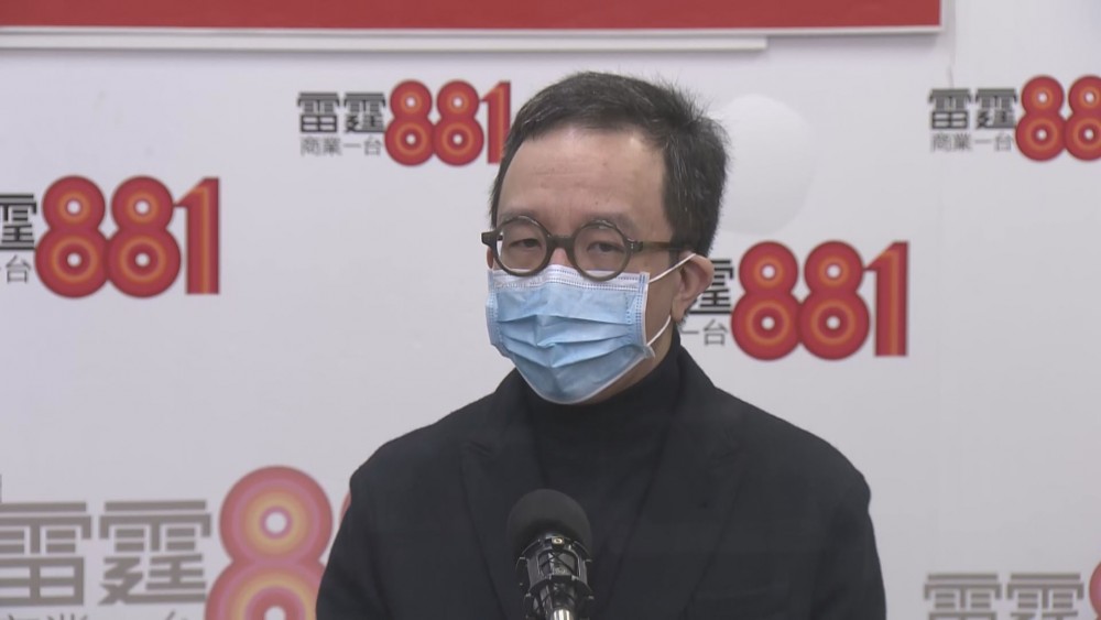 香港大學醫學院院長梁卓偉今早表示,現時明顯出現人傳人的傳播鏈,新型肺炎病毒特性比沙士狡猾,估計疫苗最快於6至9個月才能面世。