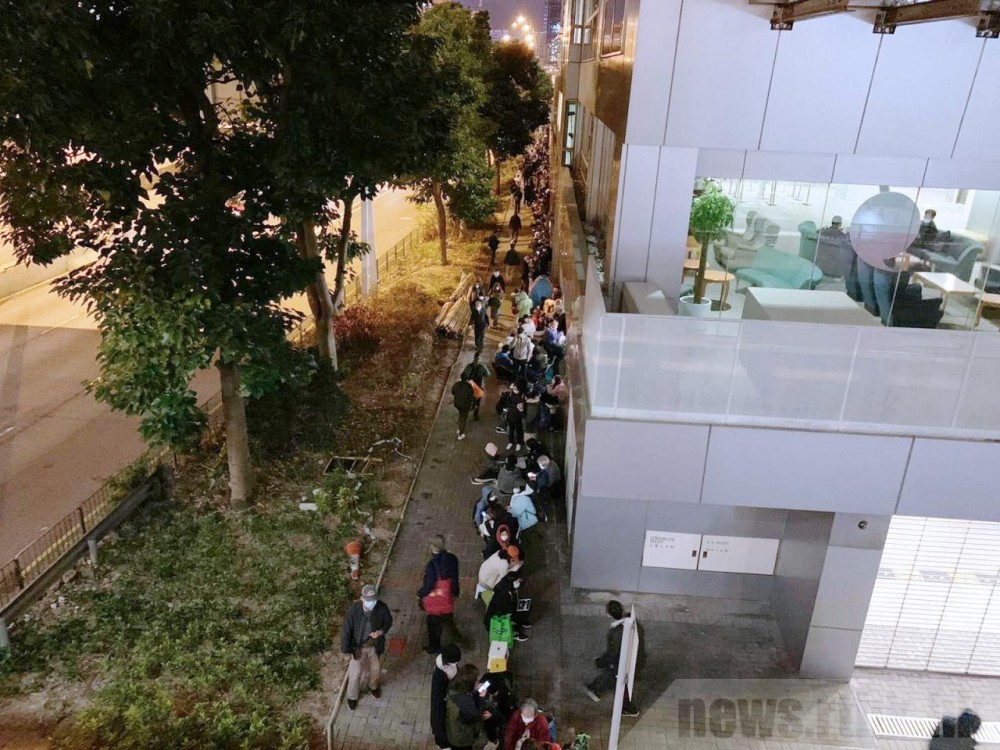 九龍灣過千市民通宵排隊買口罩。