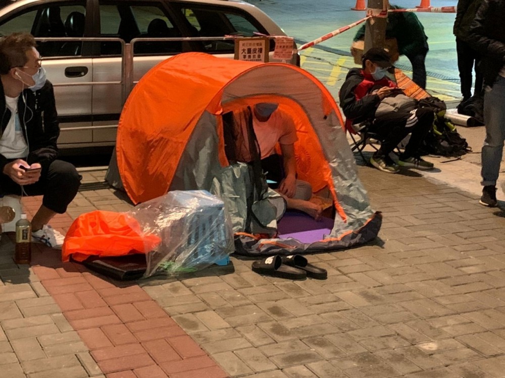 九龍灣過千市民通宵排隊買口罩。