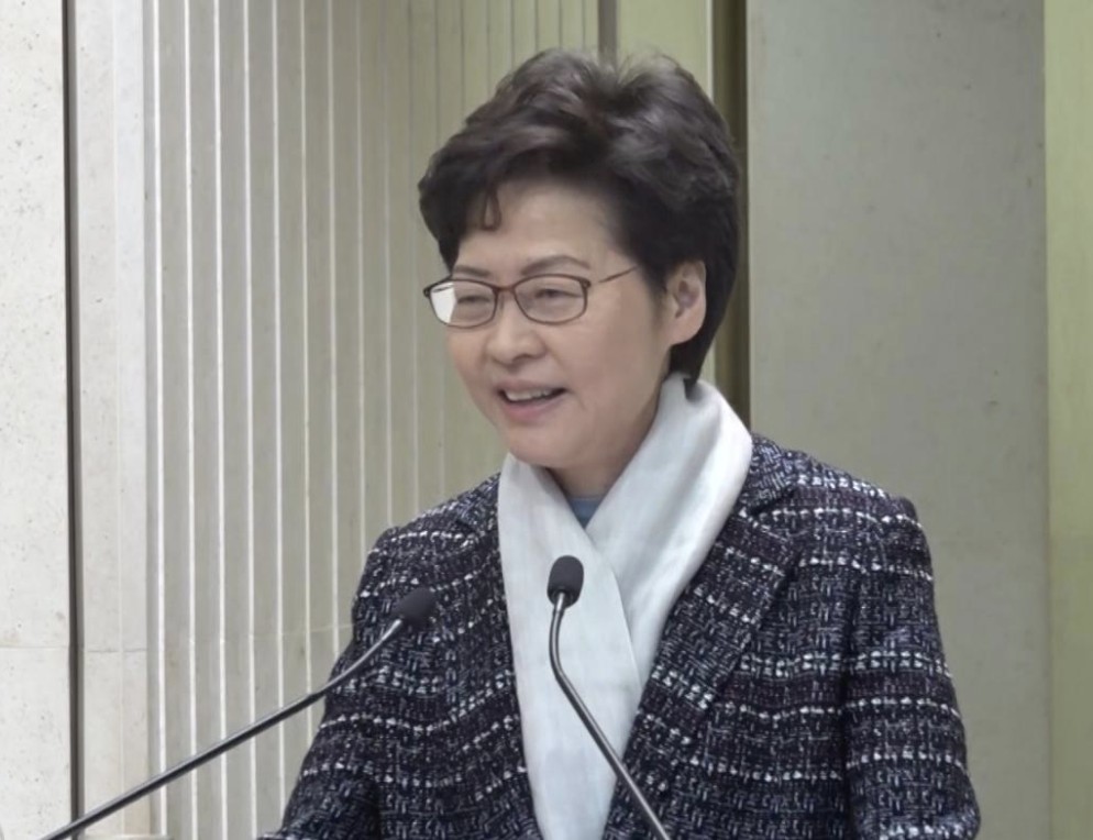 特首林鄭月娥今早(4日)1出席行政會議前稱，全球口罩供應十分緊絀，坦言政府採購不太成功。她指，只有三類人需要戴口罩，有官員不符合要求，也不准戴口罩，「戴咗都要除」。