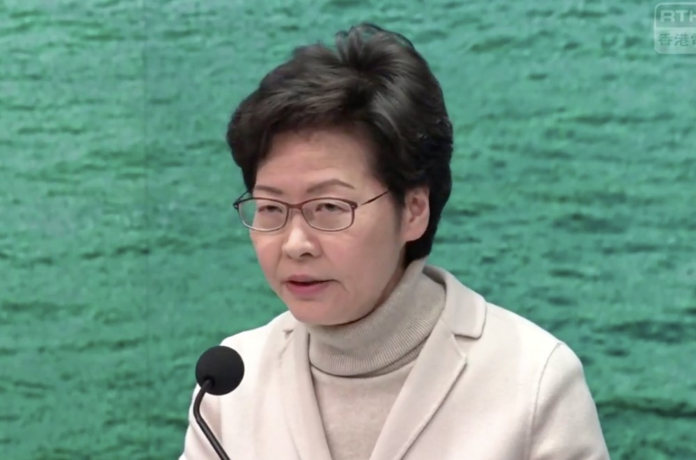 行政長官林鄭月娥宣布明天零時零分起，封閉4個口岸，包括羅湖、落馬洲、皇崗、港澳碼頭，以縮減人流，但仍然開放機場、深圳灣、及港珠澳大橋香港口岸。