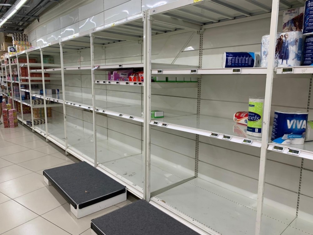 武漢肺炎疫情蔓延全球，確診累計40宗的新加坡出現搶購口罩、消毒用品、糧食、廁紙等場面。總理李顯龍呼籲民眾不要囤積食物和日常用品，稱「能夠做的，政府一定會去做」。