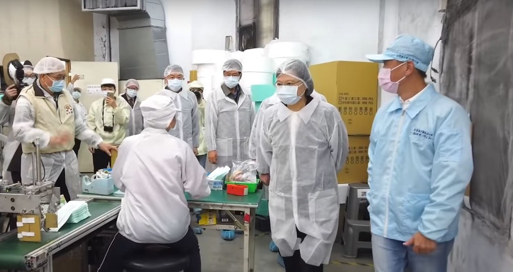 蔡英文巡訪台灣口罩廠。