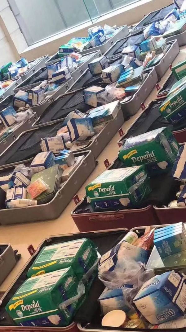 工作人員在幾百個醫護的行李箱內塞了滿滿的成人紙尿褲,因為穿上防護服後無法喝水和上廁所。