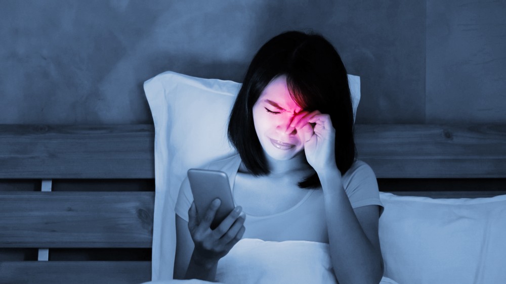 建議在睡前不要按手機,否則藍光會影響睡眠品質。