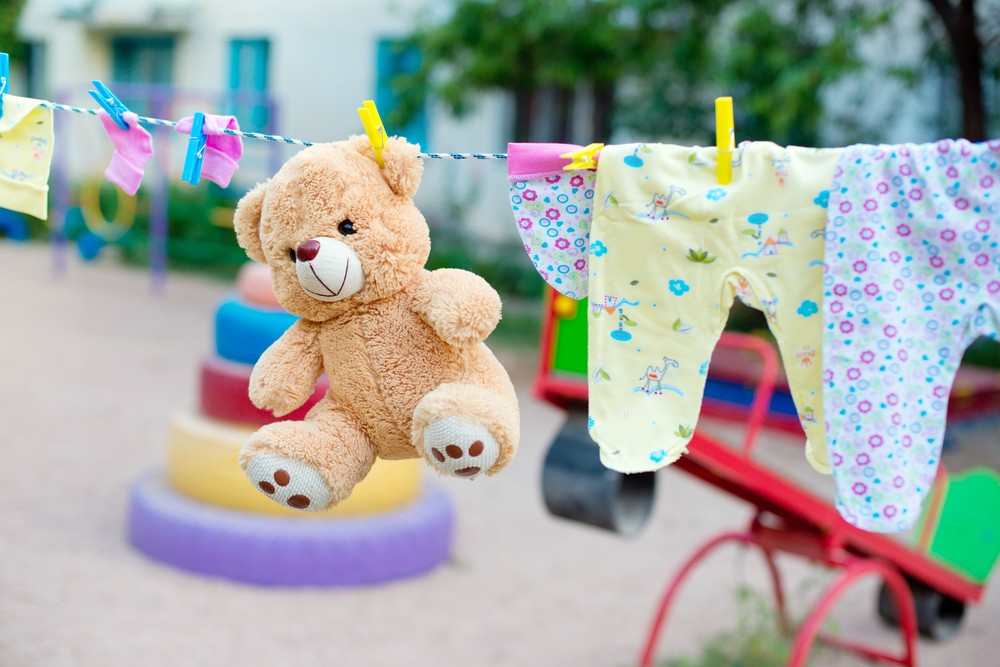 香港兒科醫學院建議,每天以 1:99 稀釋家用漂白水清潔小朋友玩具,並必需要徹底過清。