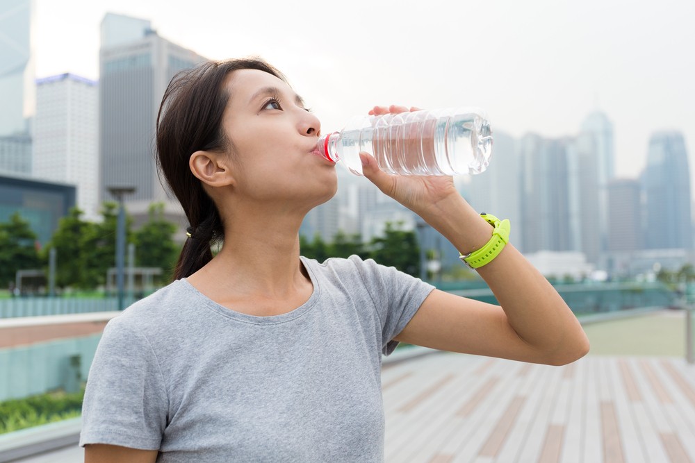 礦泉水含有多種礦物質,為弱鹼性。