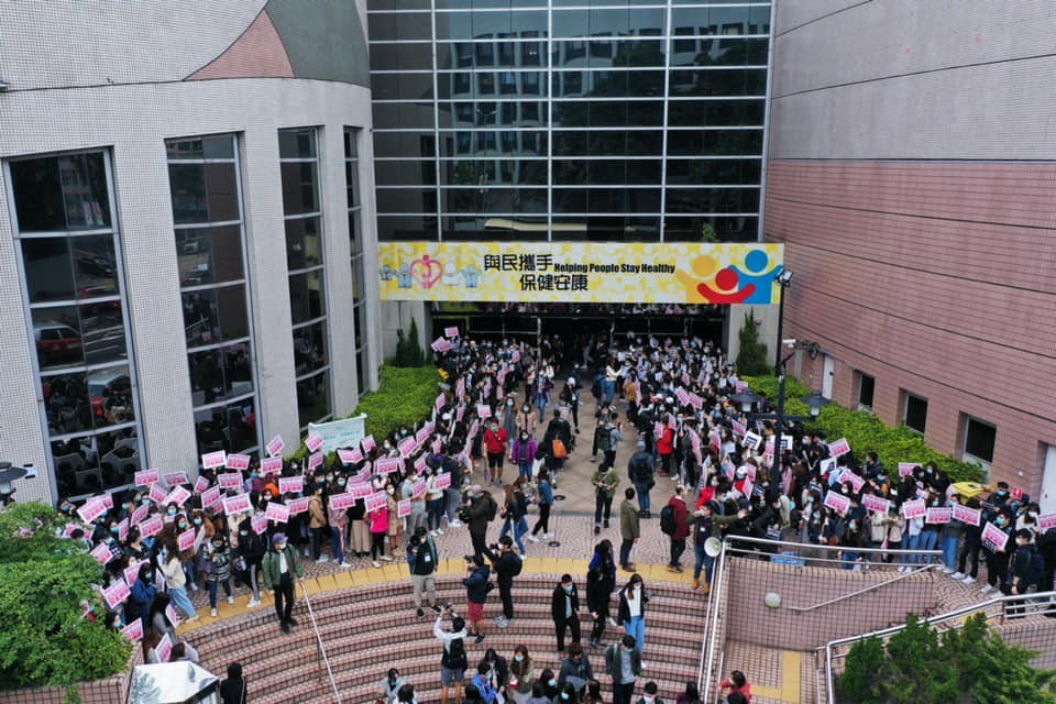 人龍由大樓入口一直伸延至兩旁行人路。