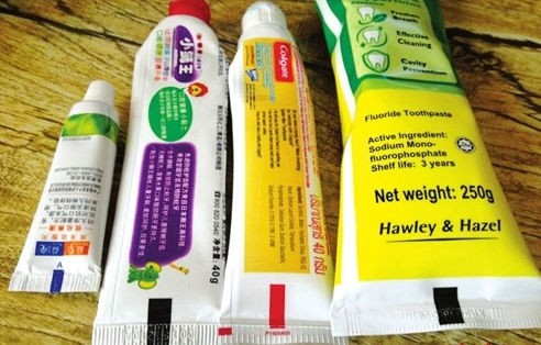 早有牙醫出來澄清牙膏上的顏色封條並非指其成分。