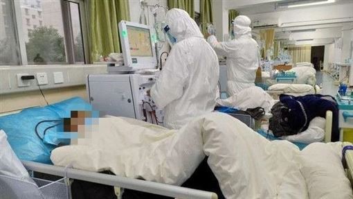 醫院隔離病房爆滿,第一線的醫護人員忙得焦頭爛額。