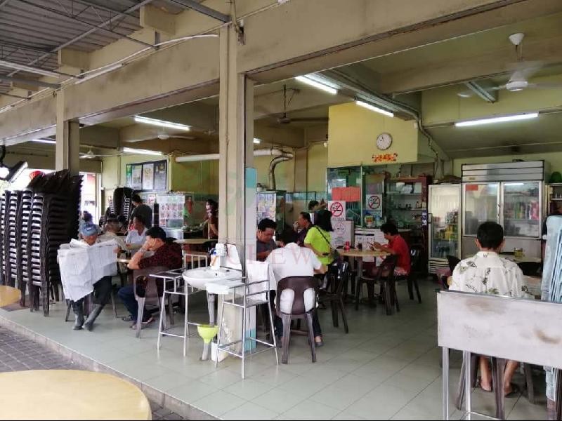 部分馬國人民不懼禁令,在管制令開始第一天仍然到茶室飲早茶。