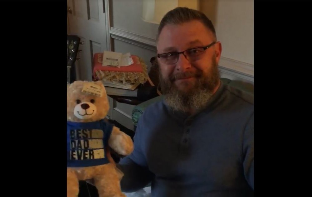 臟受贈者Robert O'Connor為表謝意,就準備了一份特別的禮物,於一周前他特意拜託醫護替他將心跳聲收錄到玩具熊當中,其後更聯絡上John一家。