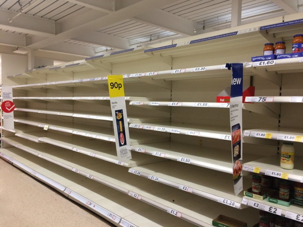 英國超市貨架遭清空。