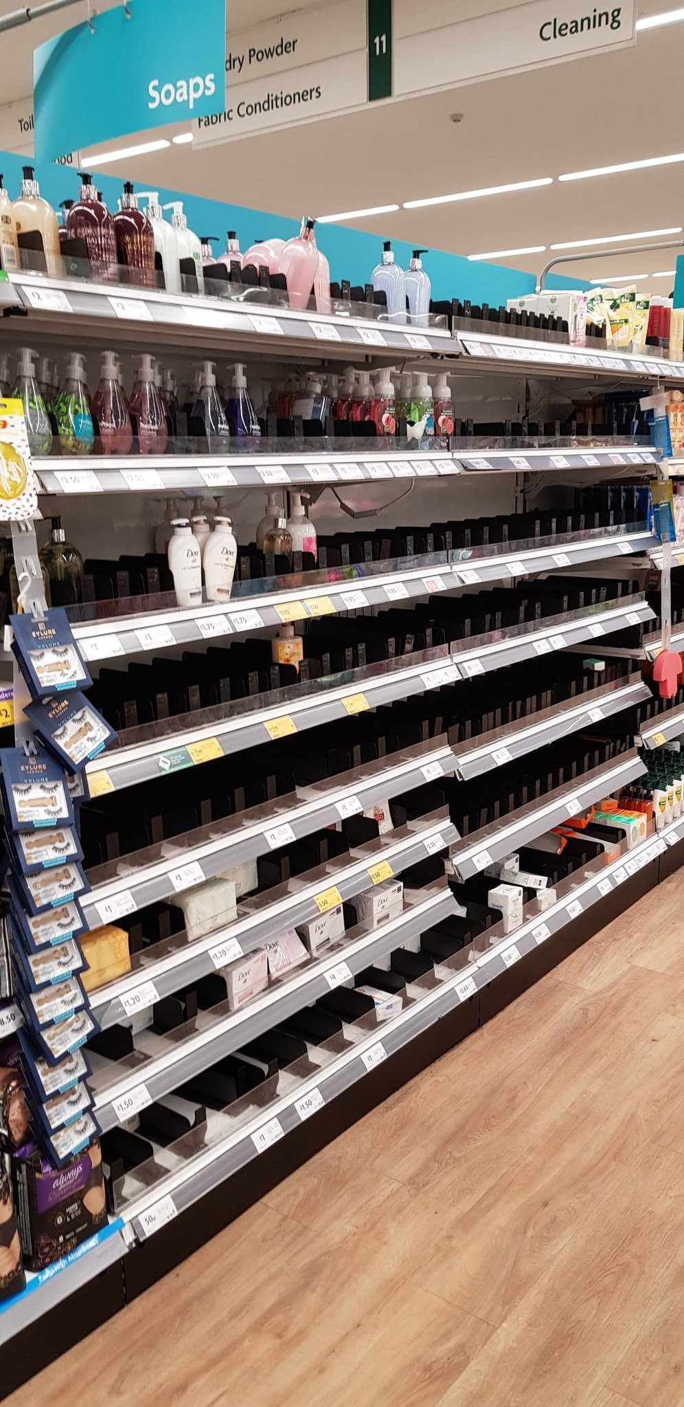 英國超市洗手液所剩無幾。