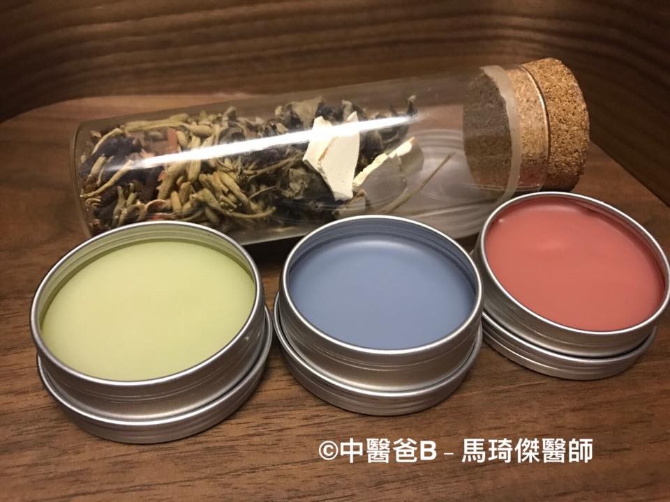 除了可隨身攜帶的中藥包,註冊中醫馬琦傑亦同時推介以中草葉自製防蚊、防蠓膏。