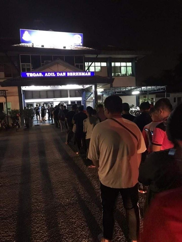 市民17日當天為申請「出門通行證」,結果造成全馬多個警局大排長龍。