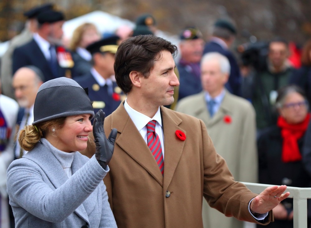 加拿大政府3月12日發表聲明,指總理杜魯多(Justin Trudeau)的妻子蘇菲(Sophie Grégoire Trudeau)早前從英出國回國後出現感冒徵狀,3月13日確診患上新冠肺炎。