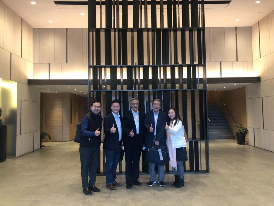 口罩博士Dr. Mask的發起人,凌浩雲、鄧煜權、丁午壽、馮家彬、潘麗瓊視察口罩廠房。