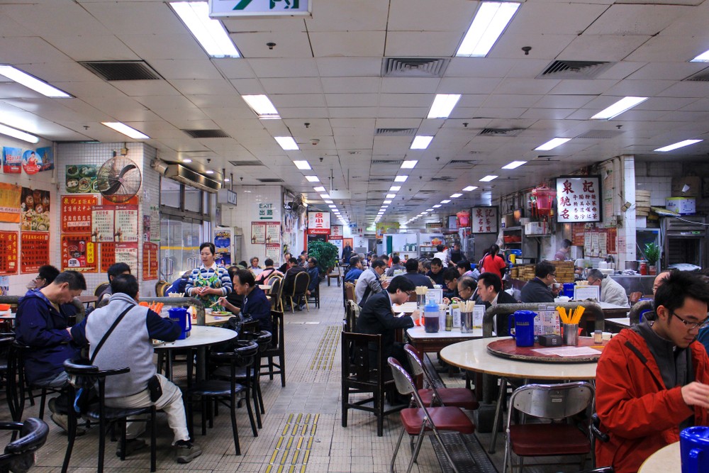 行政長官林鄭月娥表示,行政會議通過新規例,禁止多於4人群組在公眾地方聚集,但有部分情況可以獲豁免,包括工作間聚集、履行政府、法庭、立法會、區議會的程序以及婚禮和喪禮等可獲豁免,禁令星期日凌晨零時起生效,為期14天。