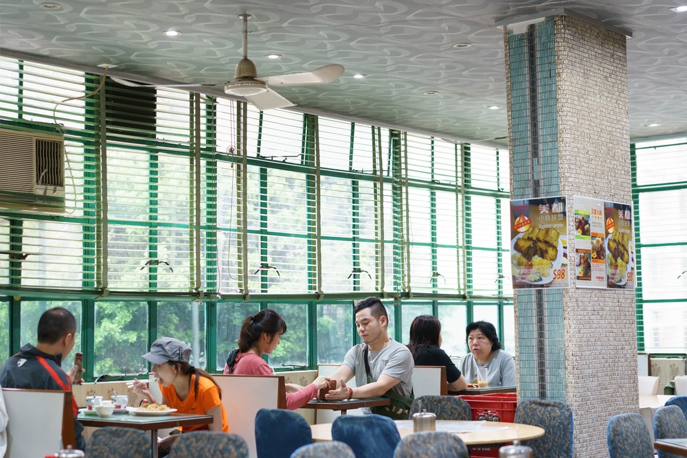 行政長官林鄭月娥表示,行政會議通過新規例,禁止多於4人群組在公眾地方聚集,但有部分情況可以獲豁免,包括工作間聚集、履行政府、法庭、立法會、區議會的程序以及婚禮和喪禮等可獲豁免,禁令星期日凌晨零時起生效,為期14天。